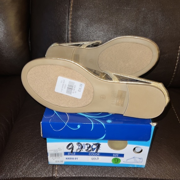NWT Gold Rouge Sandals - Picture 3 of 4